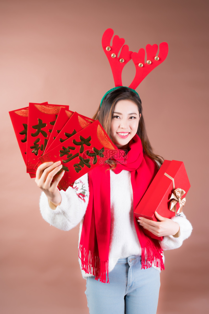 女性手捧礼物手拿红包
