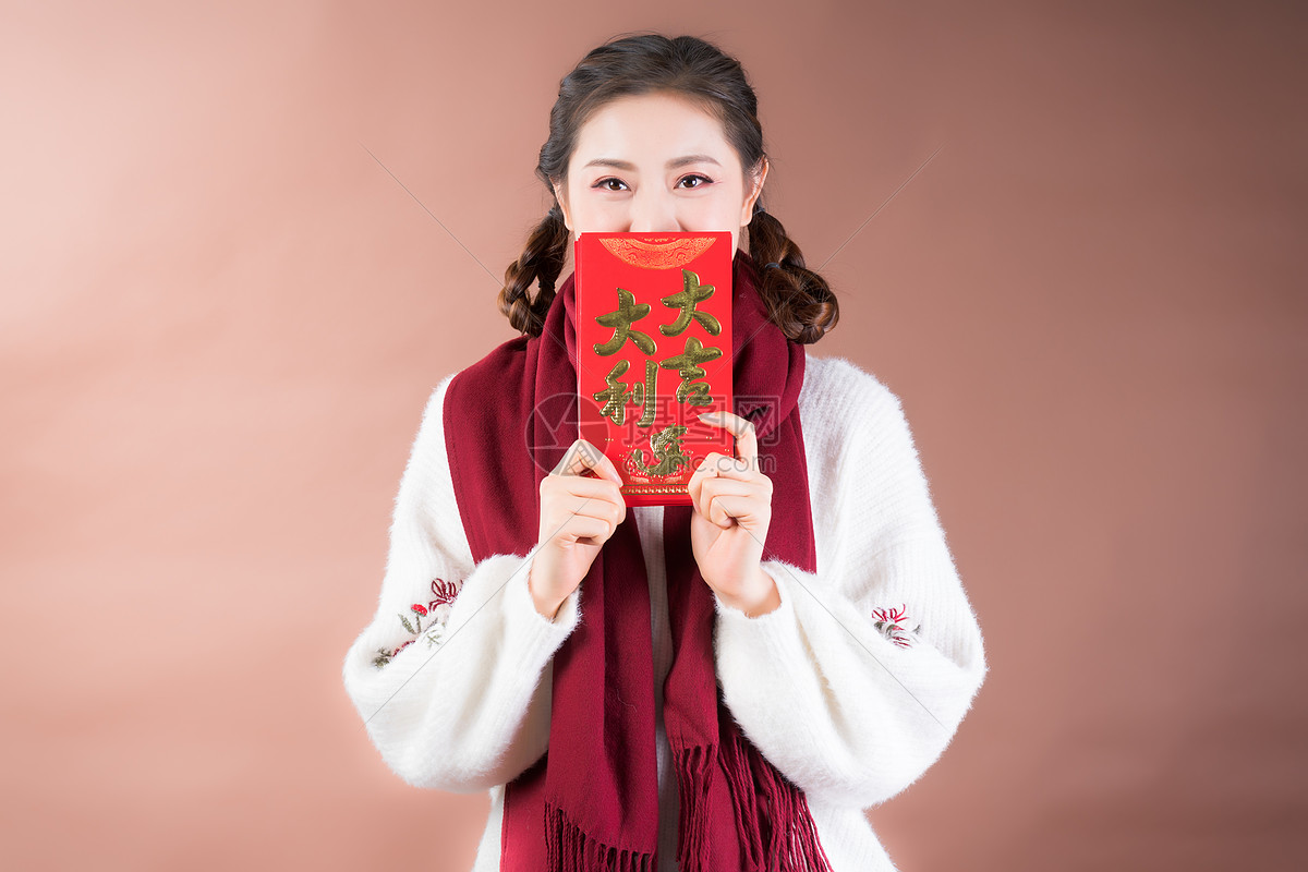 女性手拿红包