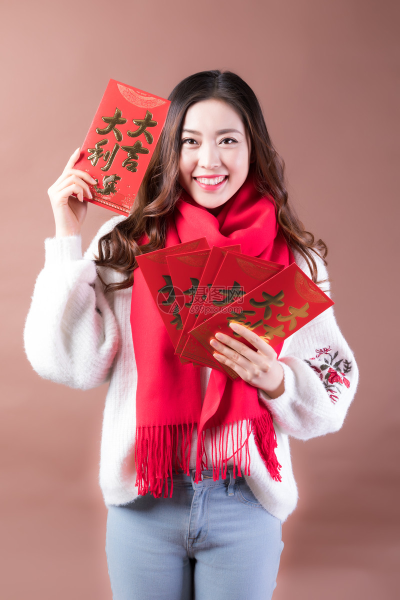 女性手拿红包