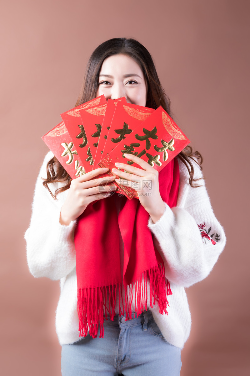 女性手拿红包