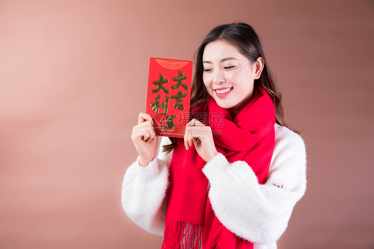 女性手拿红包