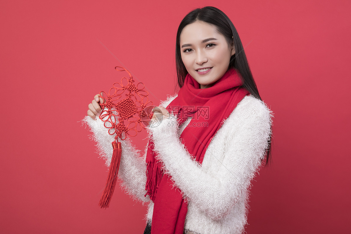 拿着中国结的女性新年人像