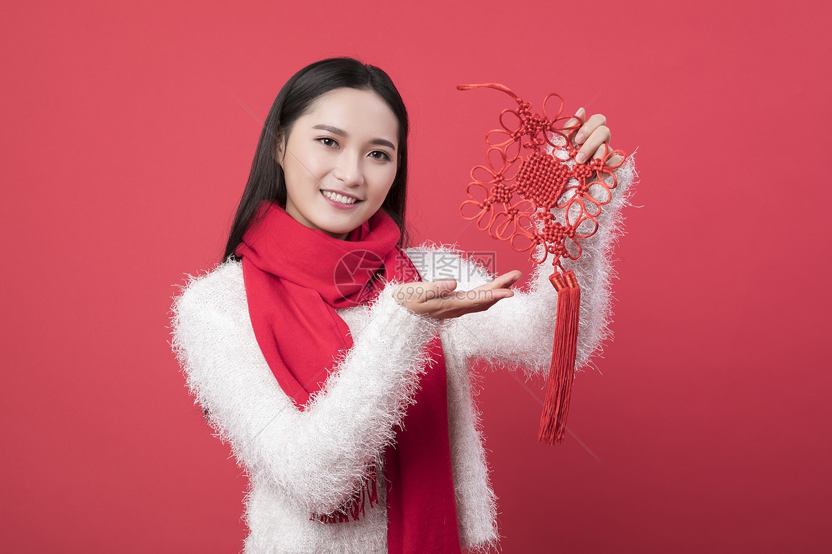 照片 人物情感 拿着中国结的女性新年人像.