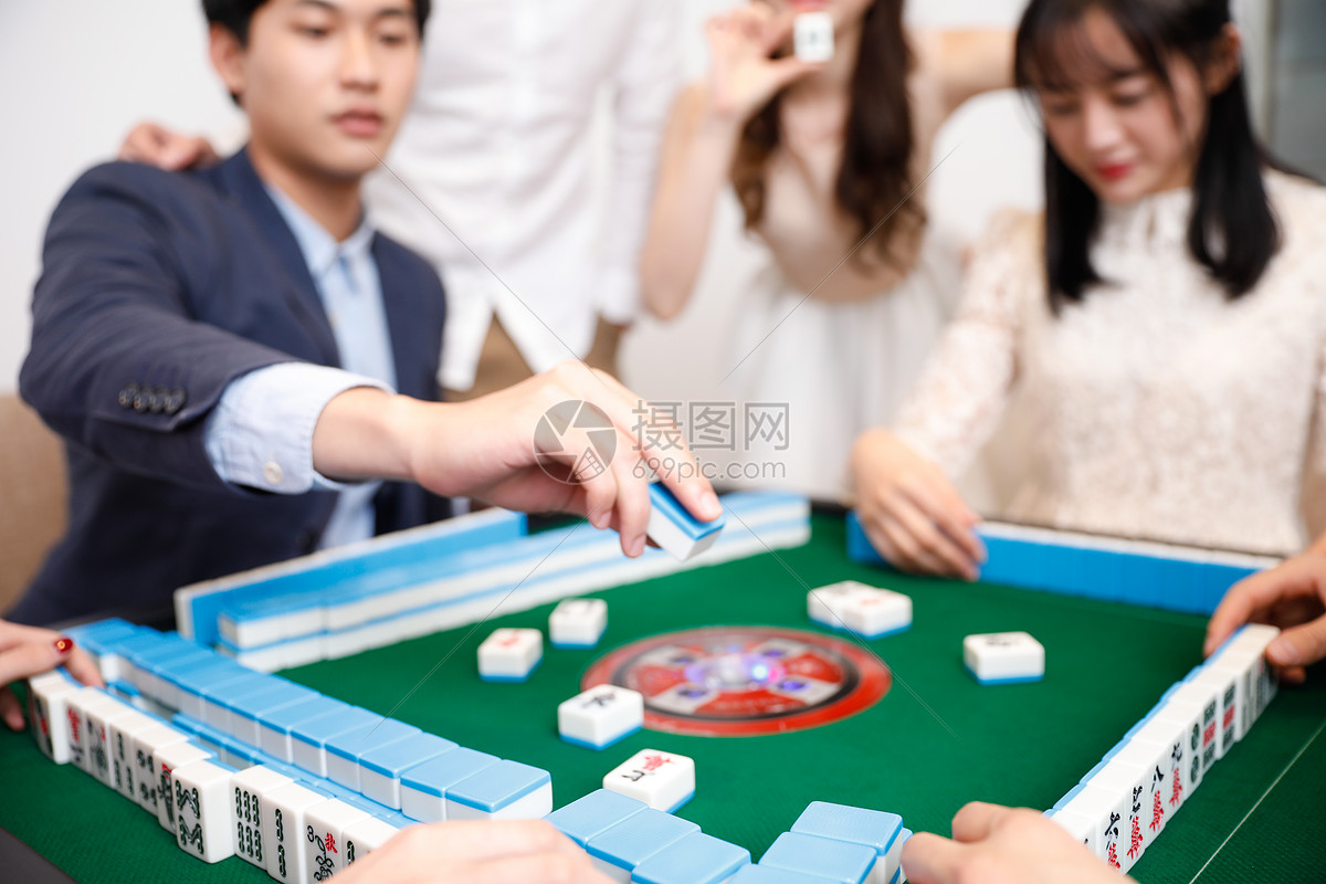 青年聚会打麻将高清图片下载-正版图片500765000-摄