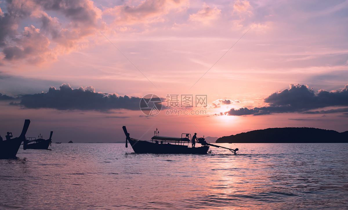 泰国甲米夕阳晚归的渔民