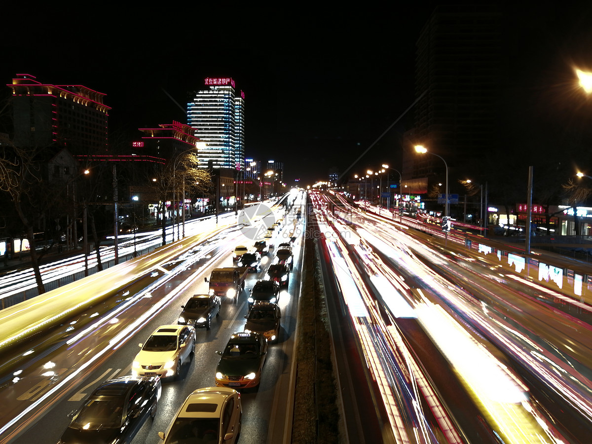 北京冬天马路夜景