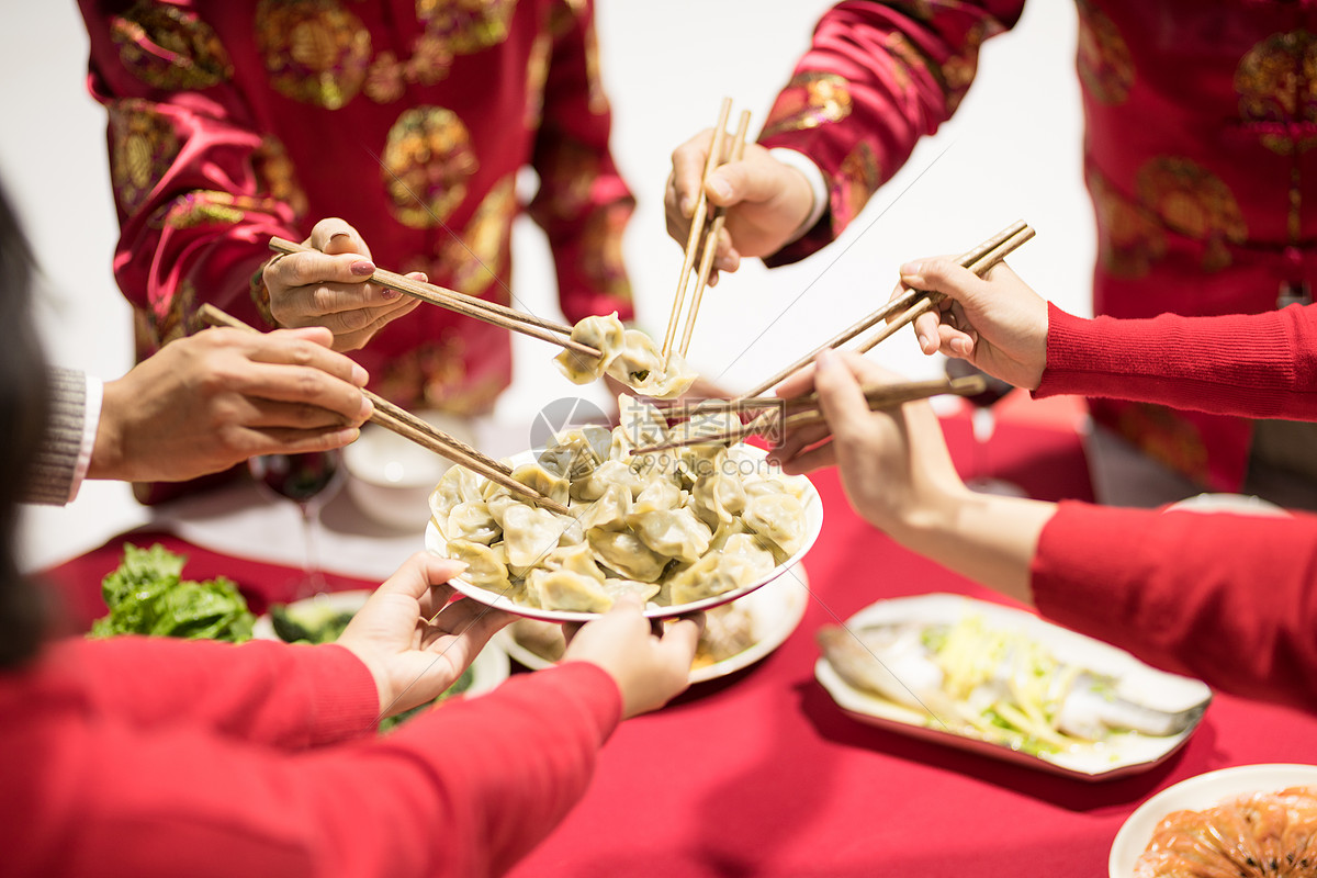 过新年了，一家人围在小院吃年夜饭，开开心心过大年_凤凰网视频_凤凰网