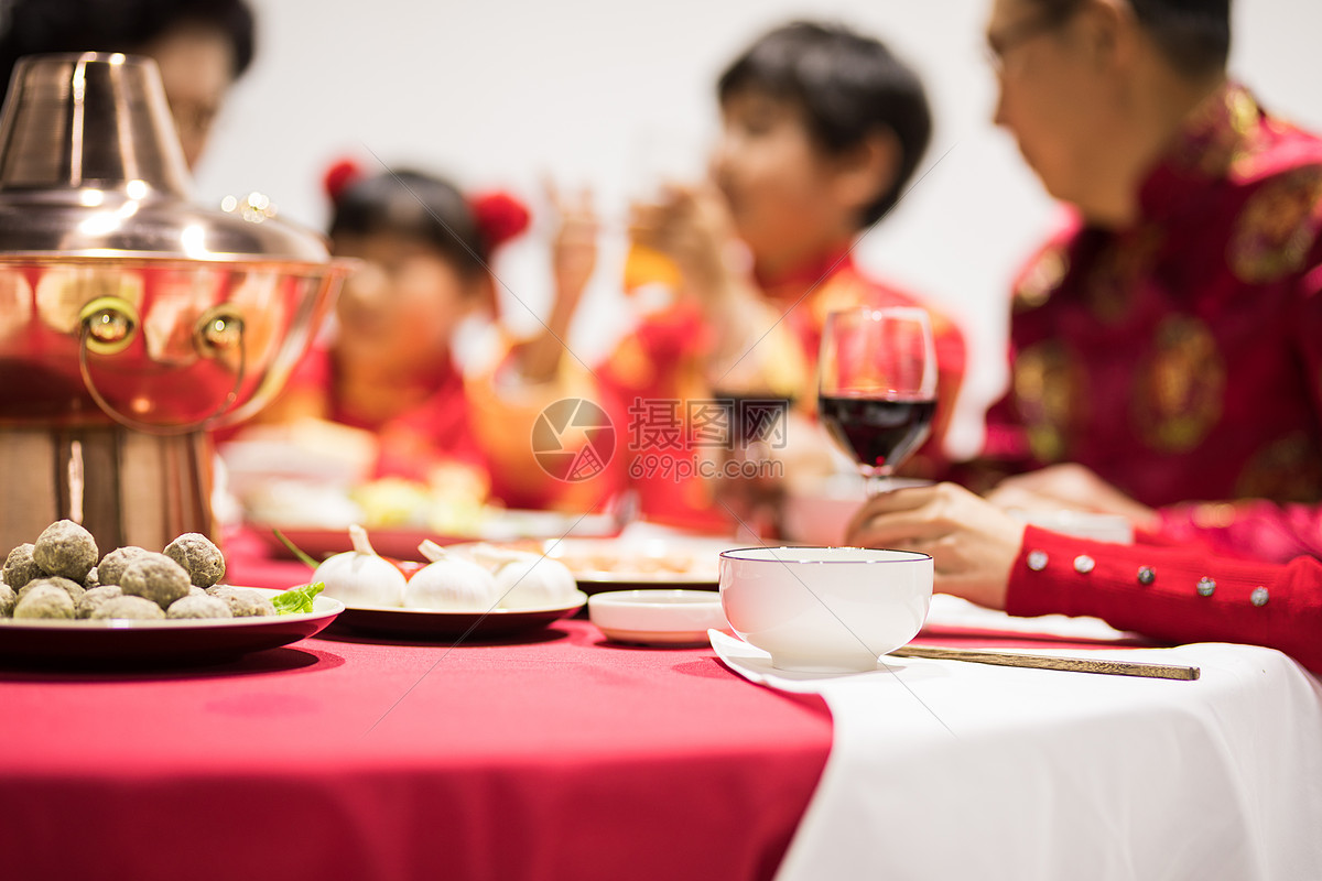 年夜饭团圆饭吃饺子特写高清图片下载-正版图片500771638-摄图网