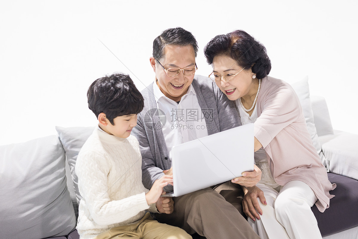 爷爷奶奶和孙子开心地坐在沙发上