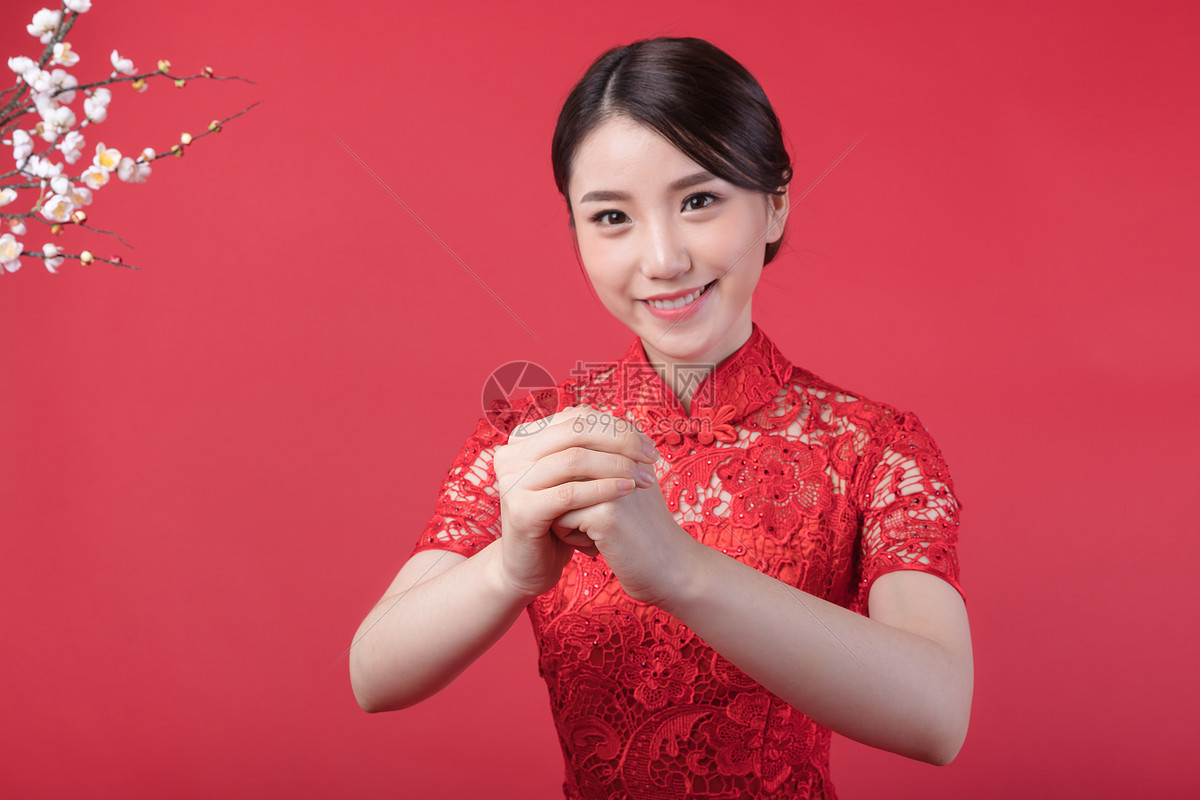 新春身着旗袍的美女拜年