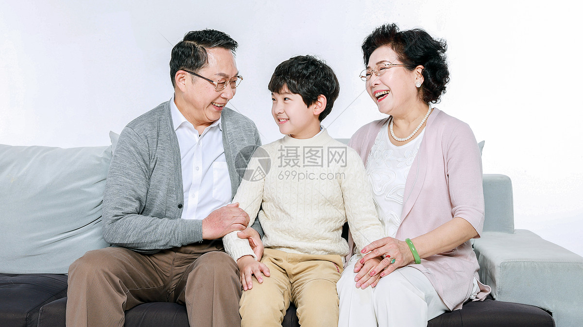 老人和孙子在沙发上坐着
