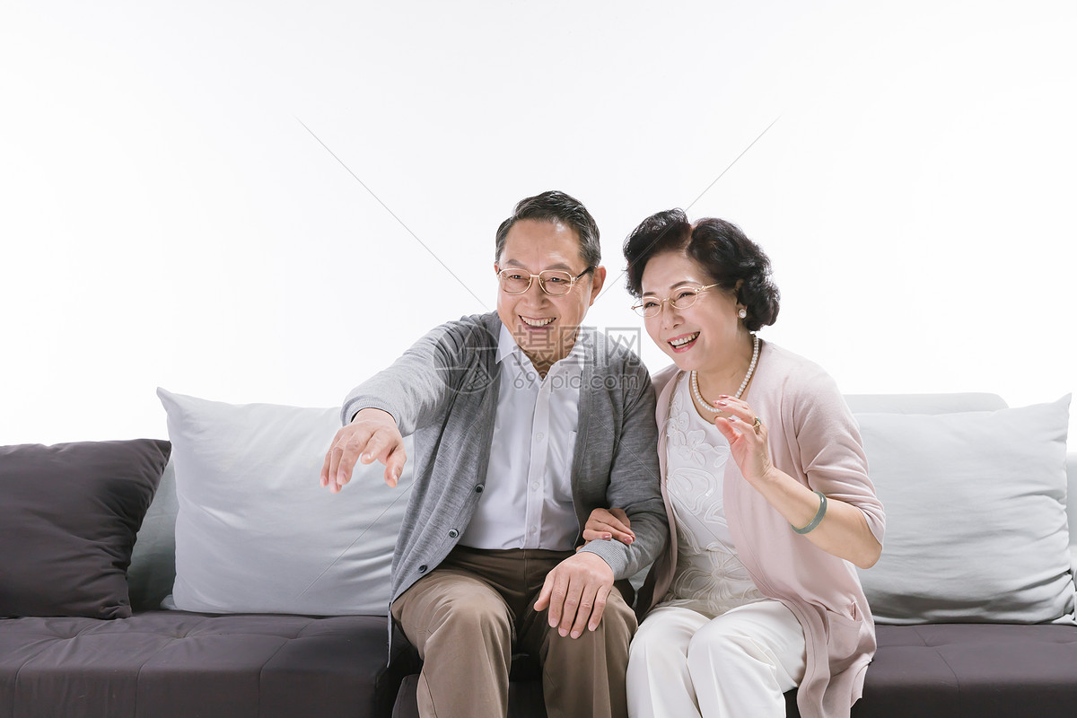 幸福的老年夫妻在招呼老人依偎