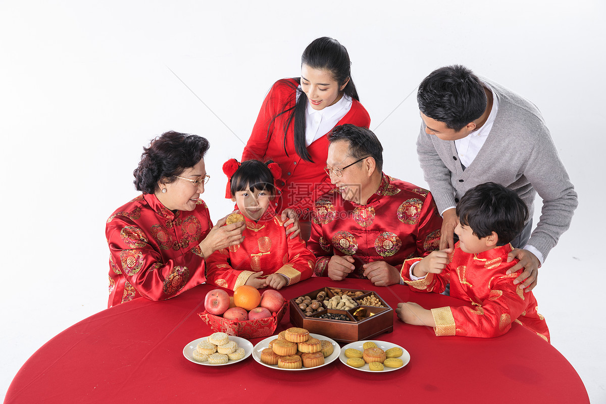 中秋节一家人一起过节吃月饼