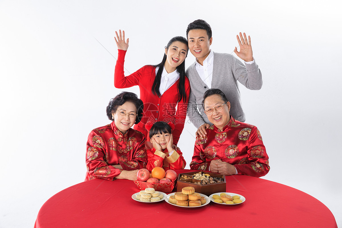 中秋节一家人一起过节吃月饼