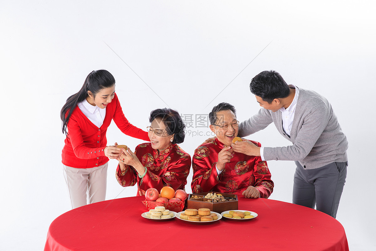 中秋节一家人一起过节吃月饼