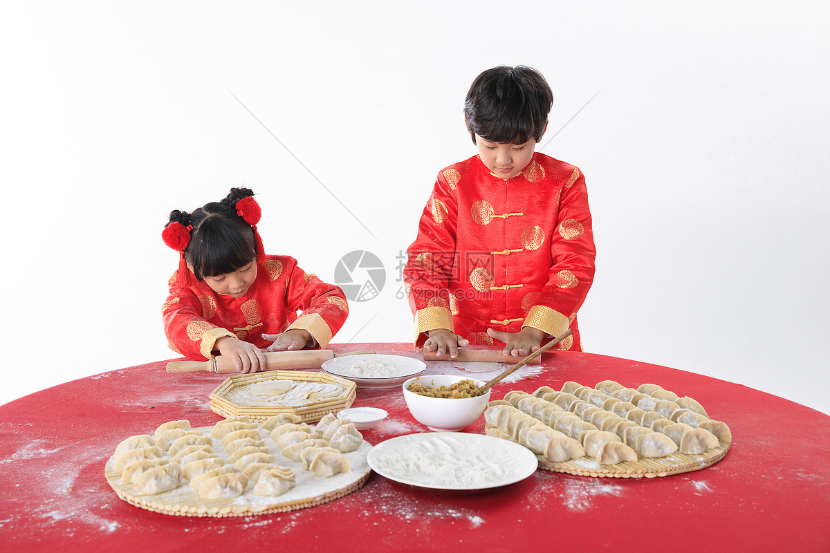 新年孩子们在包饺子