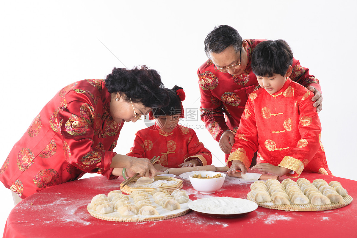 新年一家人包饺子