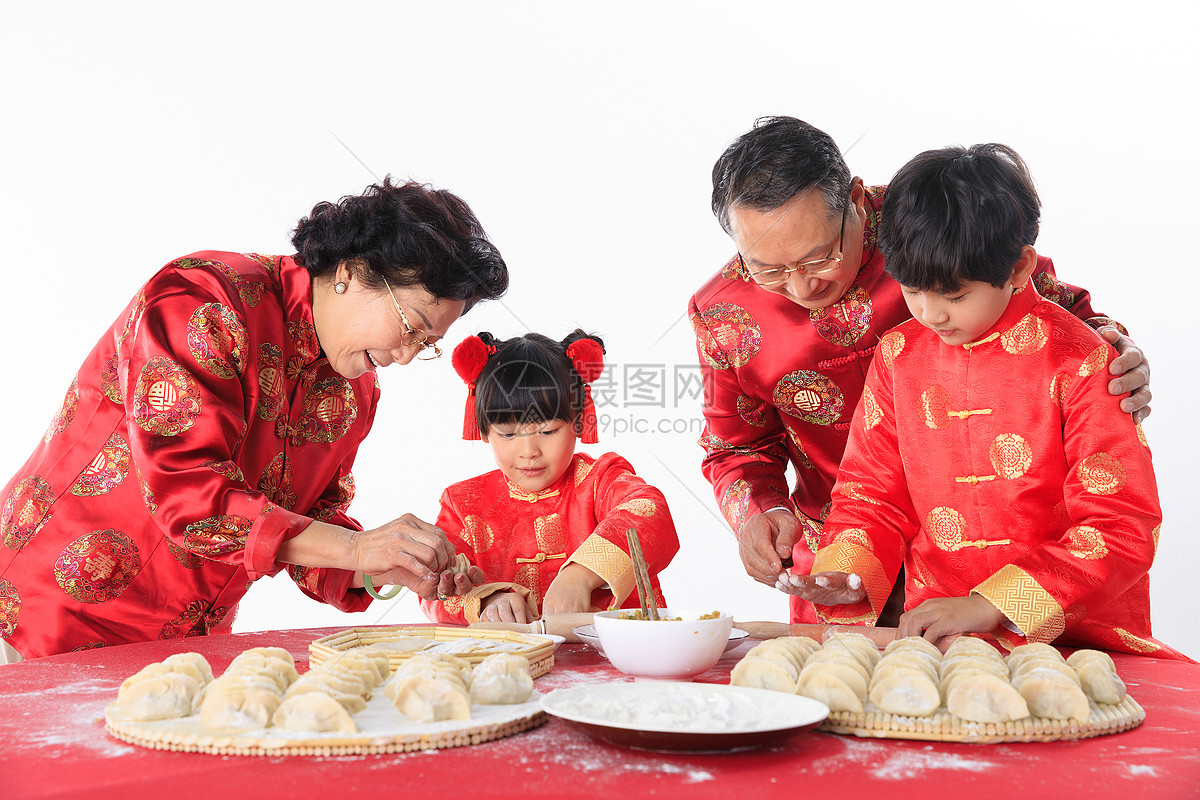 新年一家人包饺子