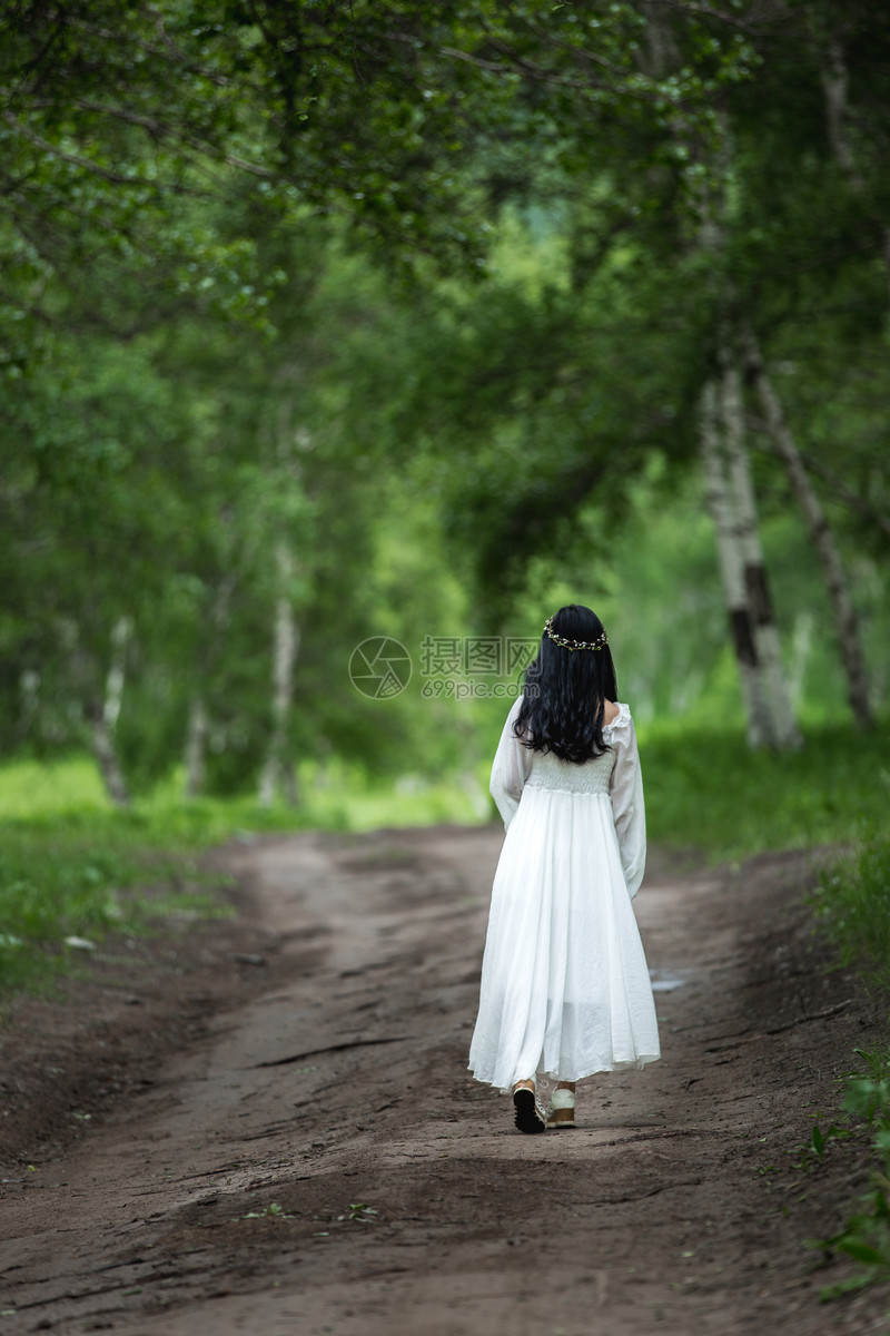 白桦林里穿着白裙女孩美丽的背影