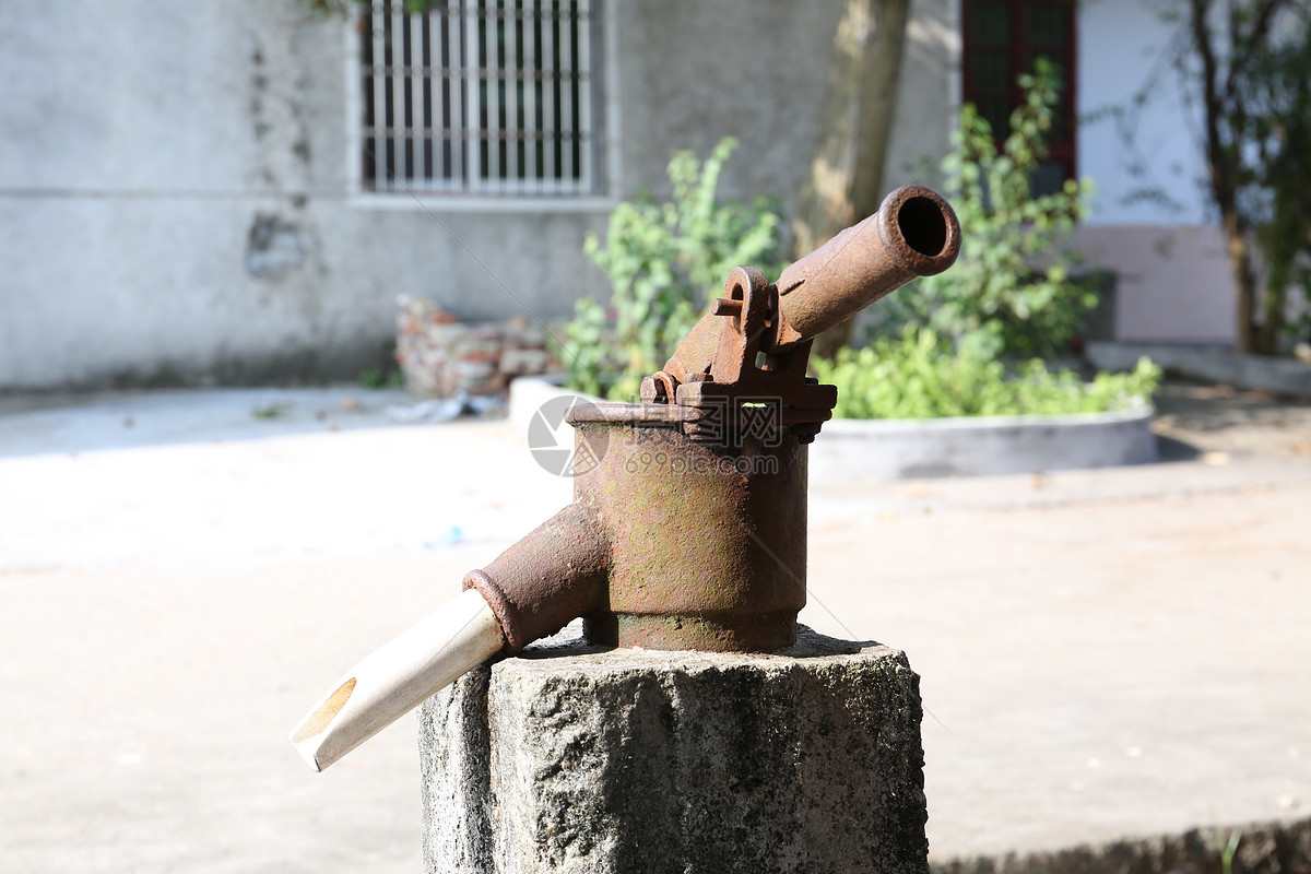 老式手动抽水器