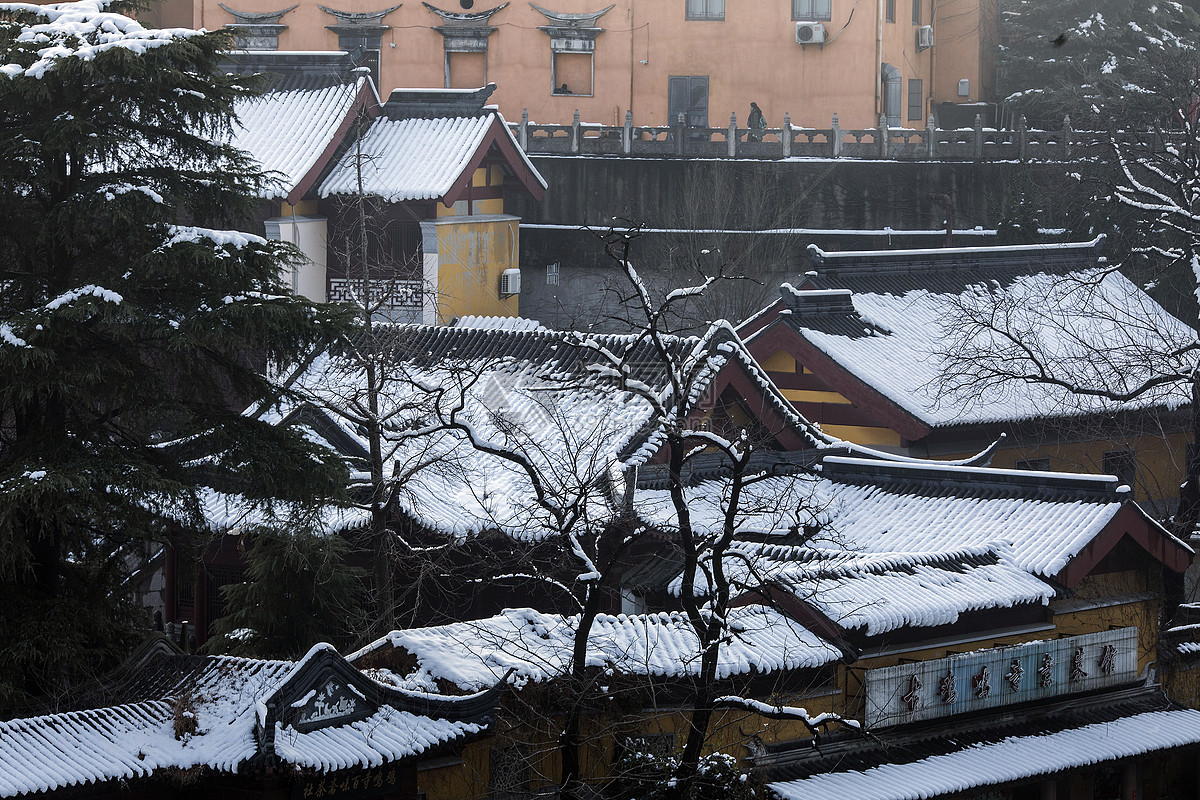 冬天里下雪后的古建筑