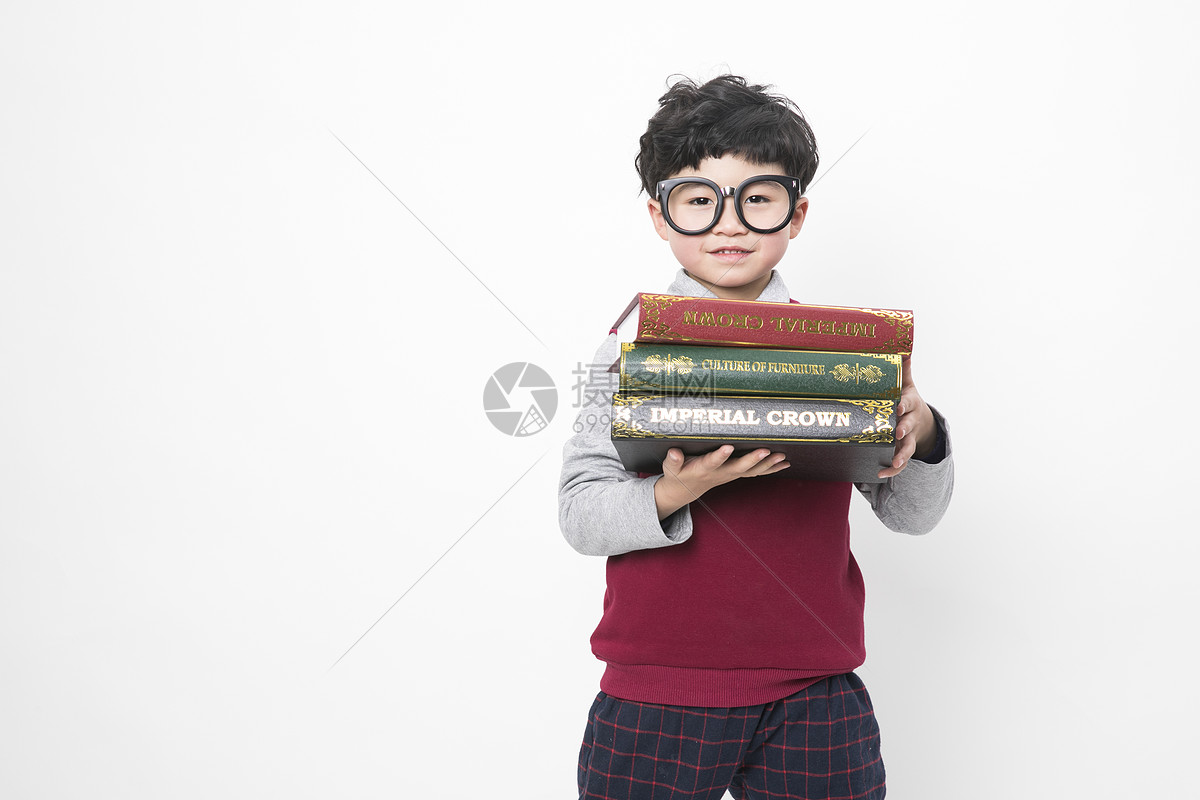 拿着书籍的小朋友