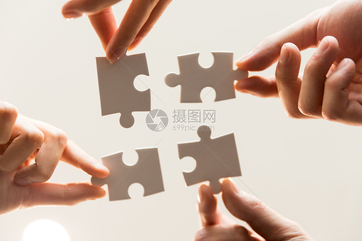 商务团队齐心协力鼓舞士气