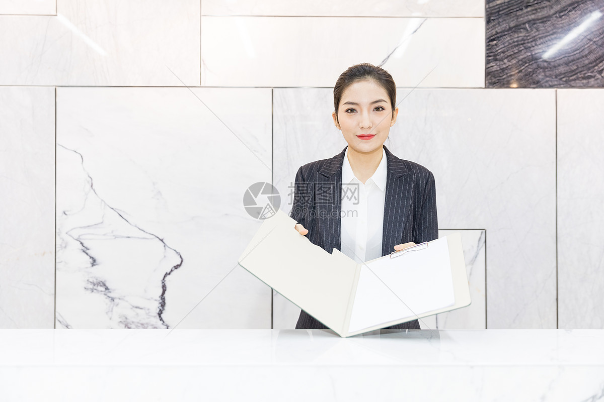年轻漂亮的公司前台接待人员