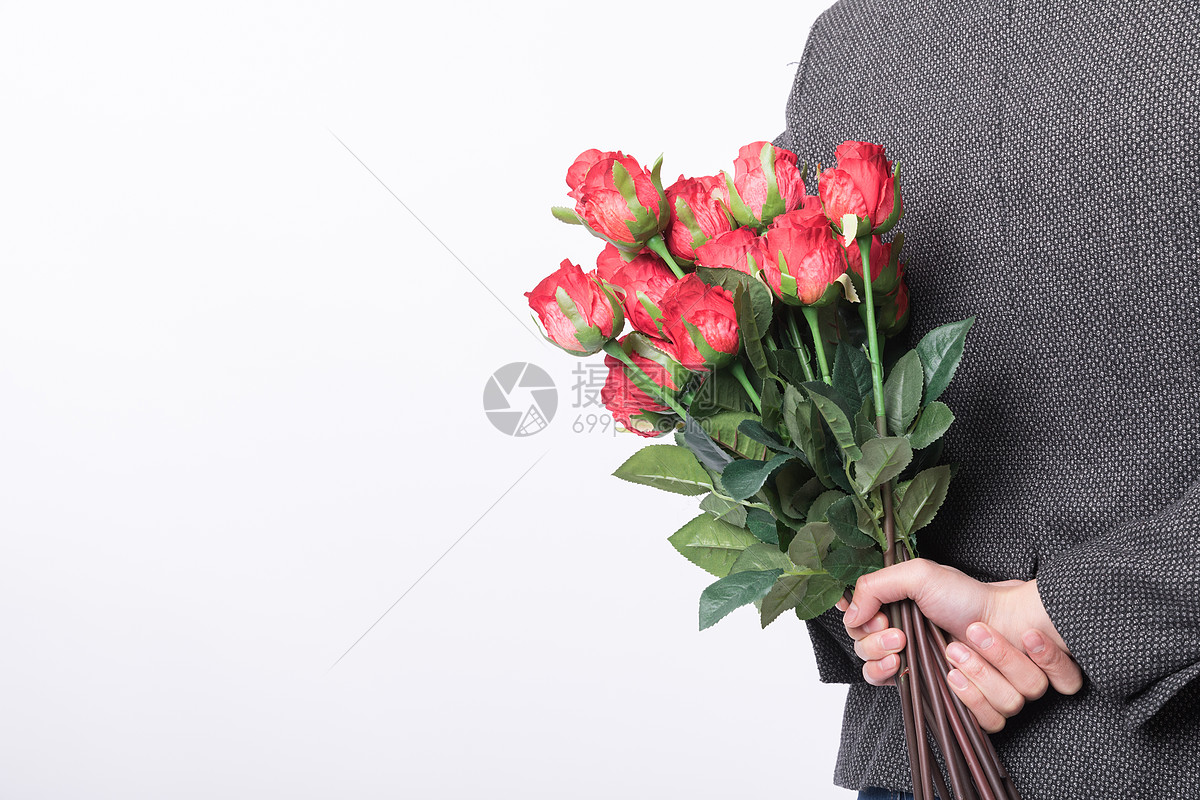 手拿玫瑰花的女孩背影,手拿花背影图片唯美 - 伤感说说吧