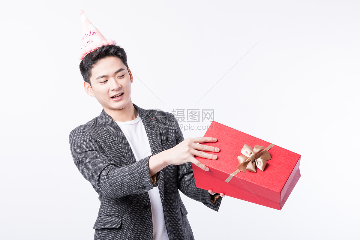 收到生日礼物惊喜的年轻男性