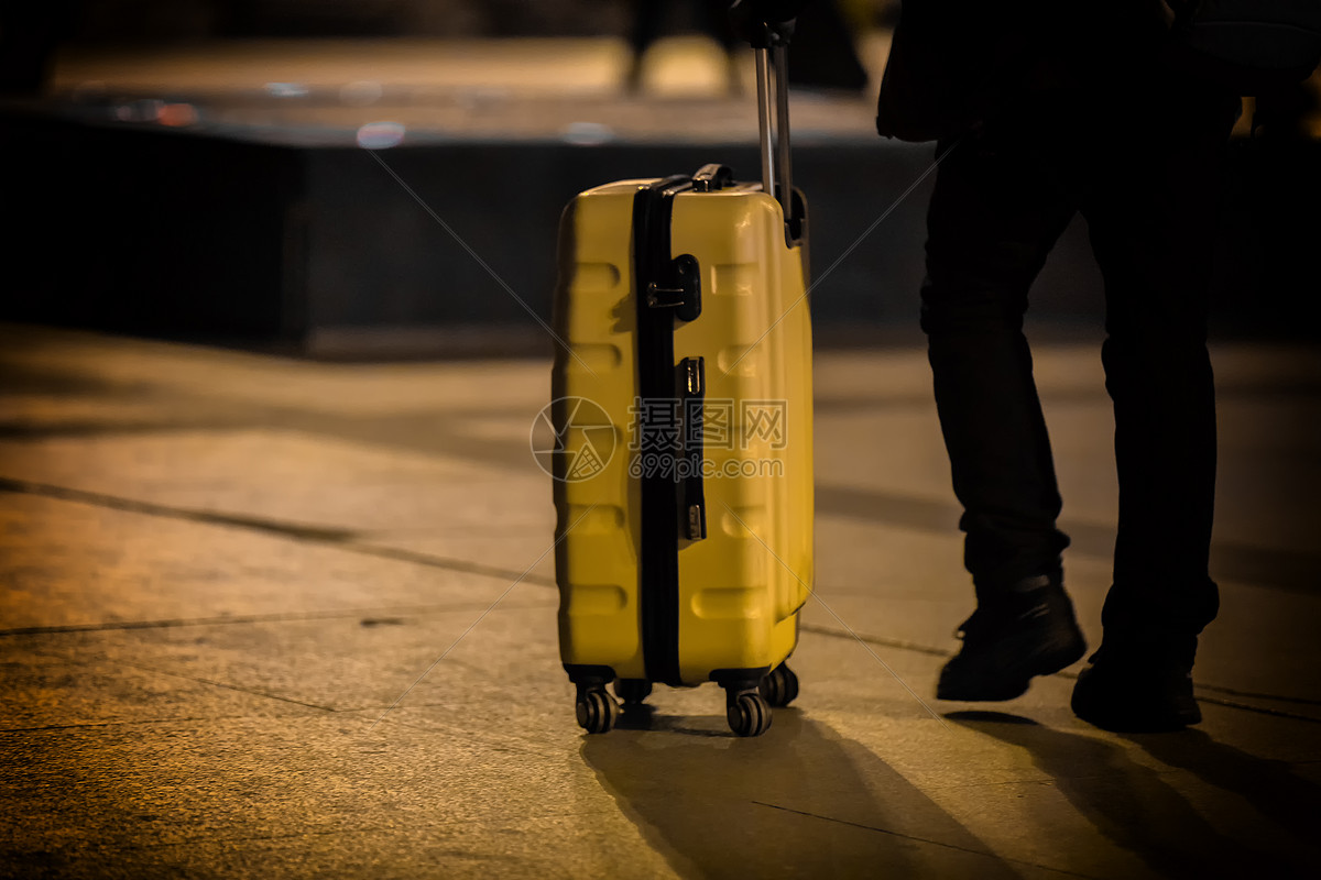 拉着行李箱的女生背影高清图片下载-正版图片500702721-摄图网