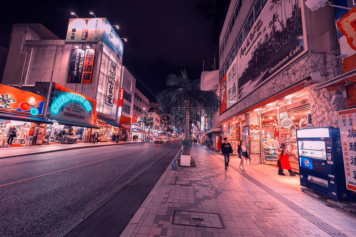 日本冲绳街头夜景