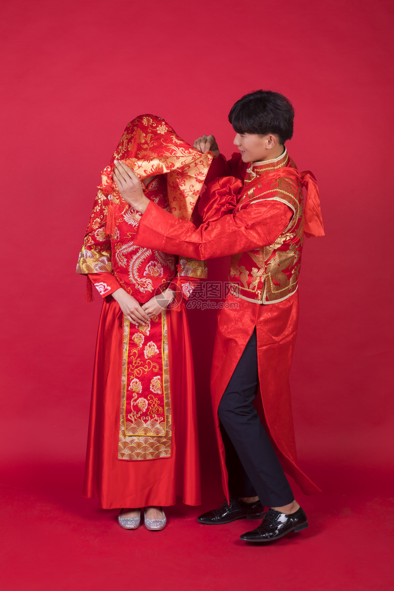 传统中式婚礼新郎掀起新娘的红盖头