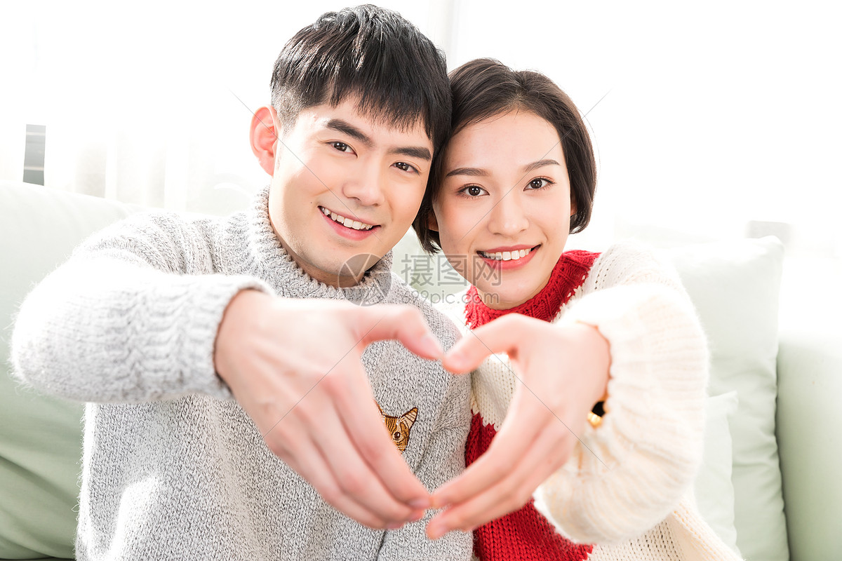 照片 人物情感 年轻情侣比心动作.