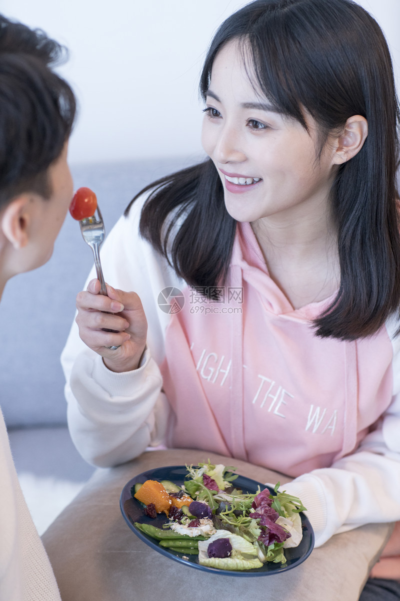 情侣相互喂食