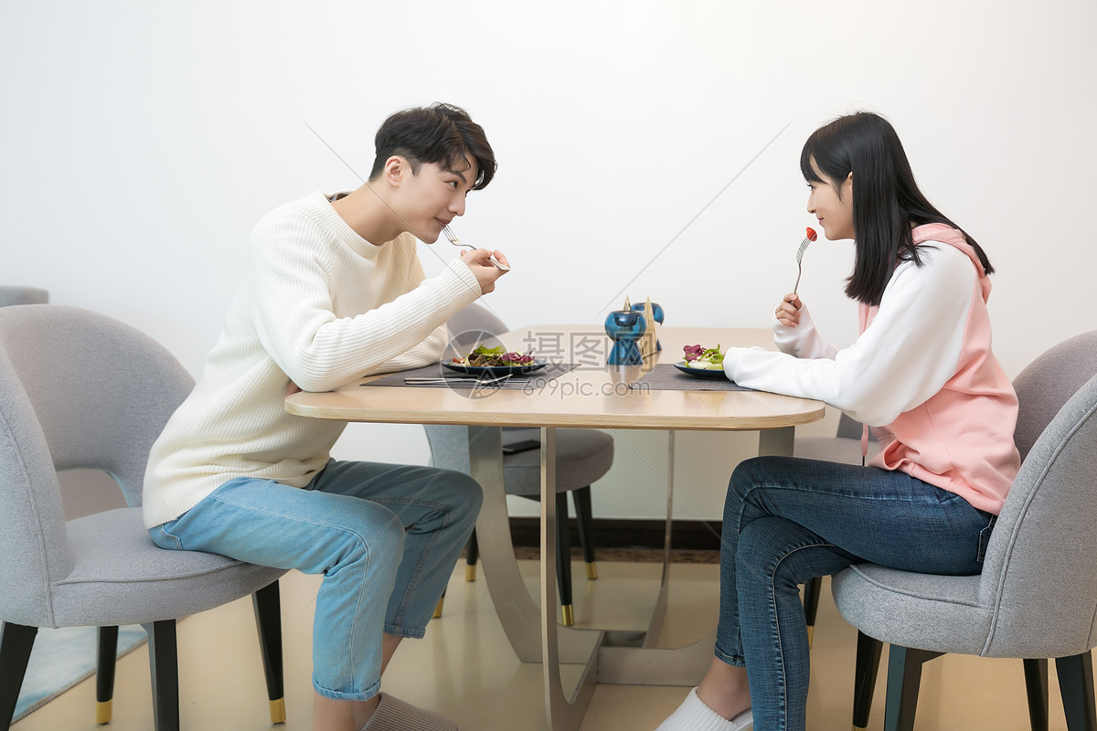 年轻情侣在餐厅用餐-蓝牛仔影像-中国原创广告影像素材