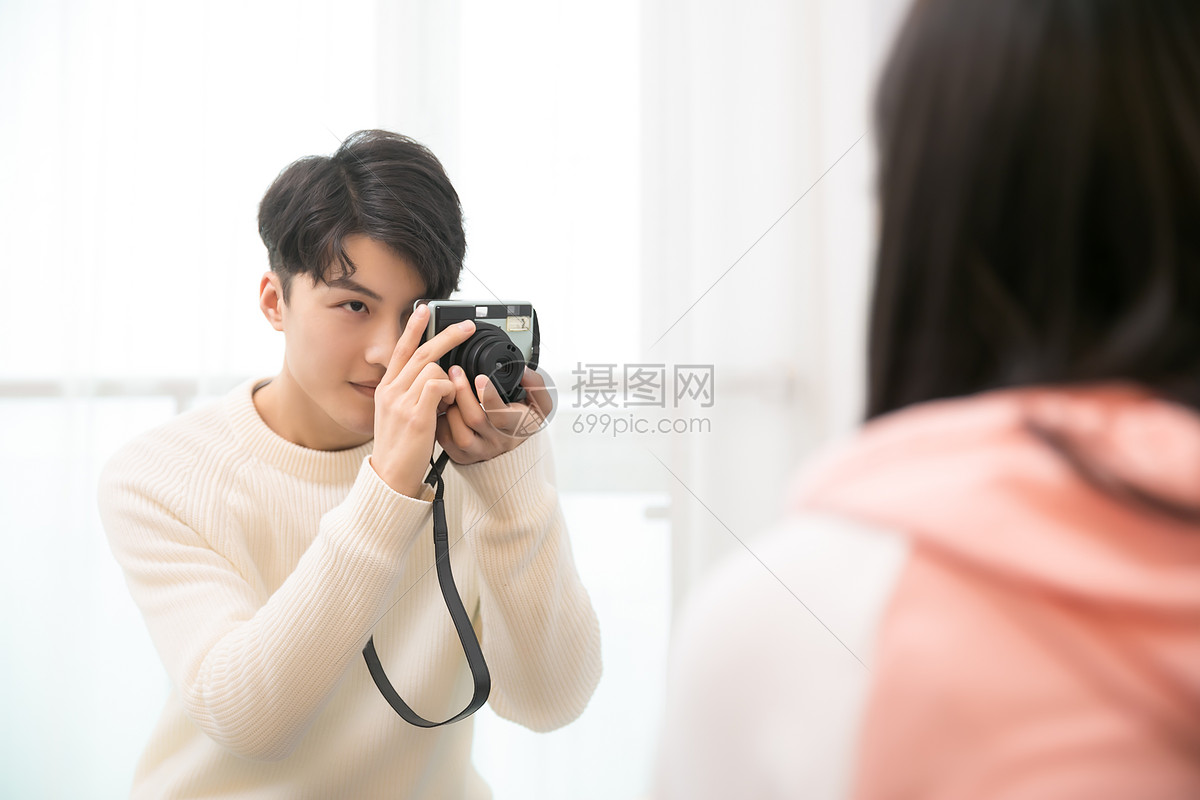照片 人物情感 男生在客厅给女生拍照jpg  分享: qq好友 微信朋友圈