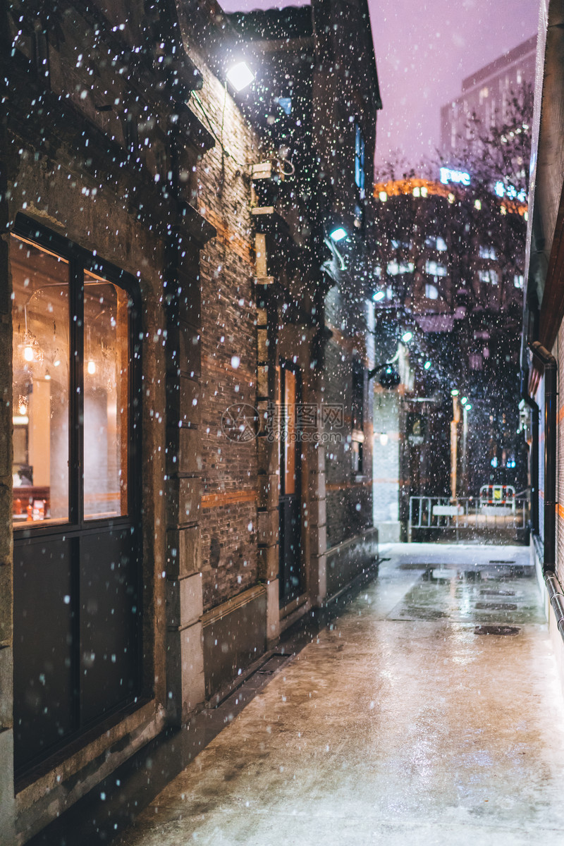 城市街道的雪景