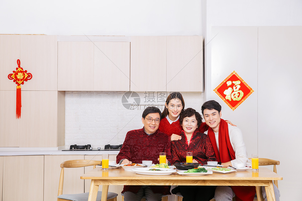 一家人新年吃年夜饭