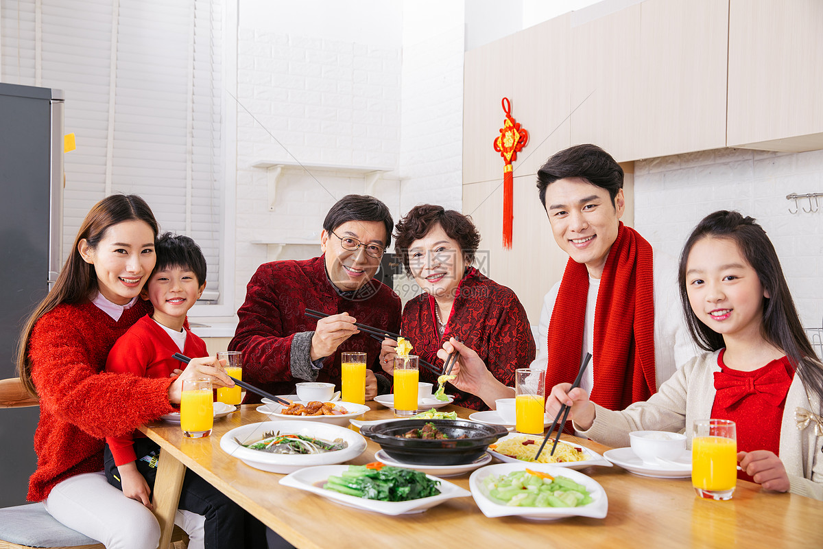 一家人新年吃年夜饭夹菜