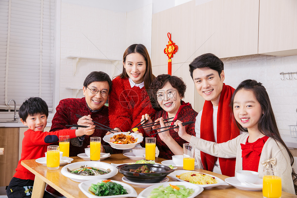 一家人新年吃年夜饭夹菜