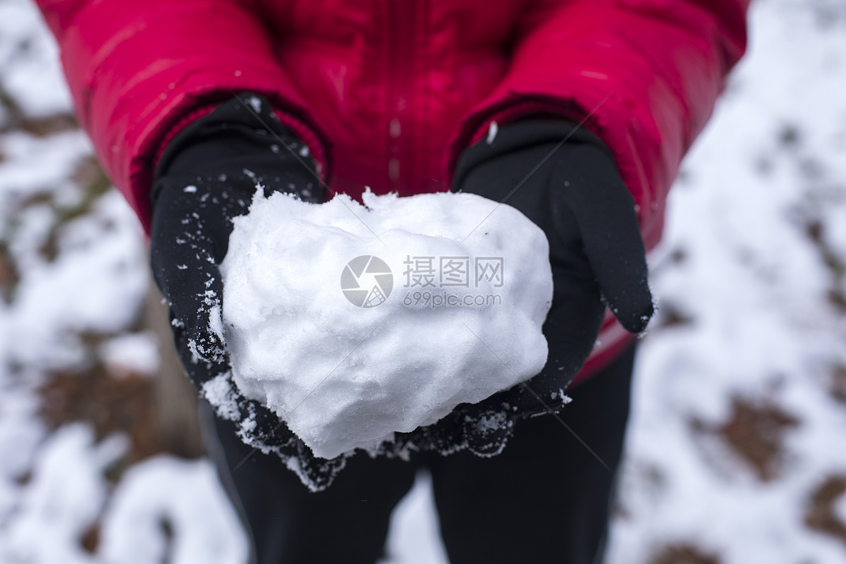 冬天手捧着雪