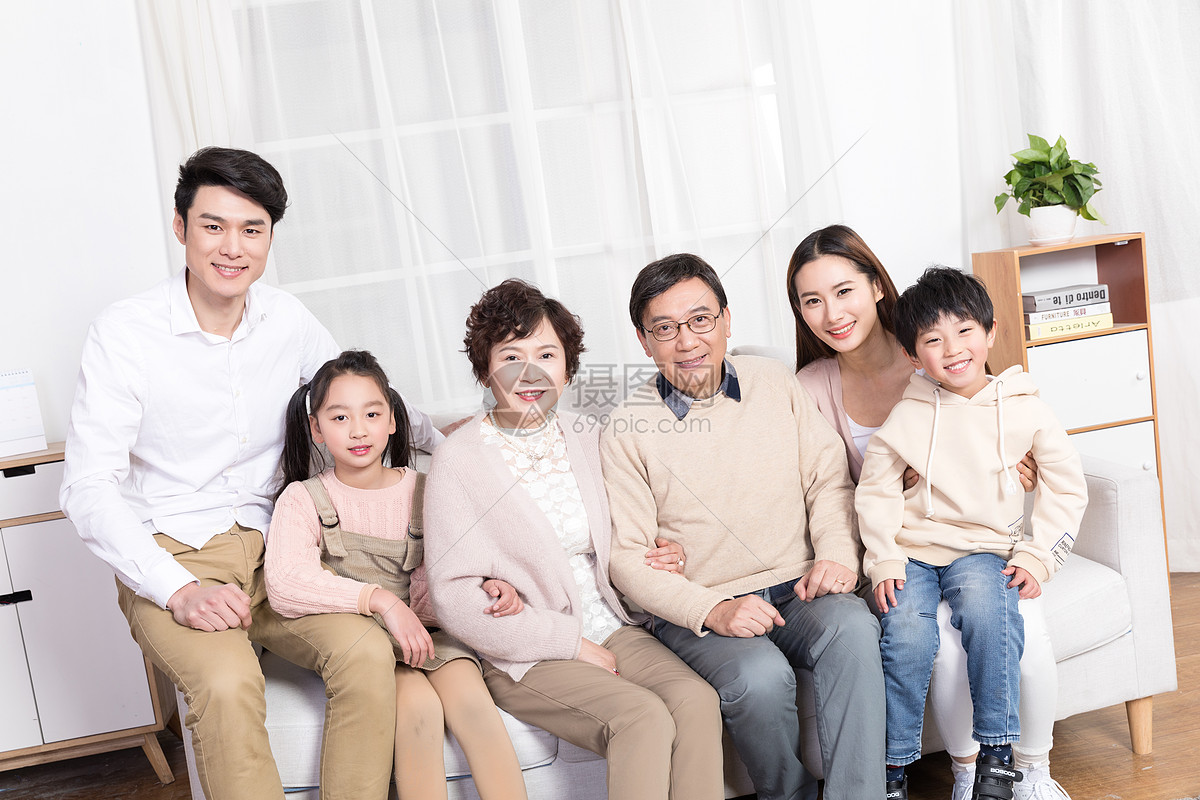 一家人幸福地坐在客厅