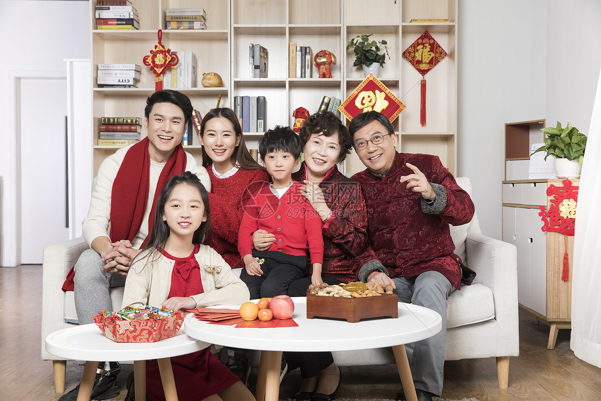 家人享受一起看电视_全景图片