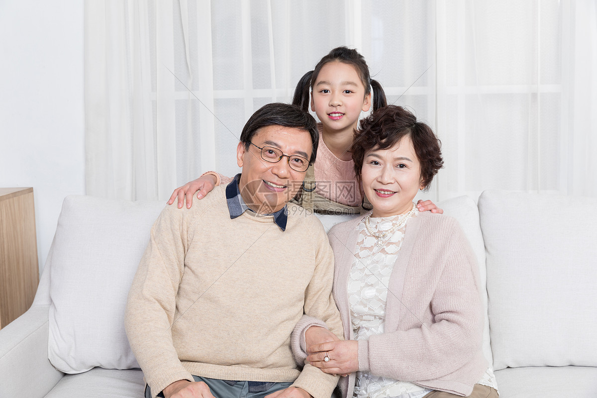 小孩子幸福地和爷爷奶奶在客厅jpg  分享: qq好友 微信朋友圈 qq空间