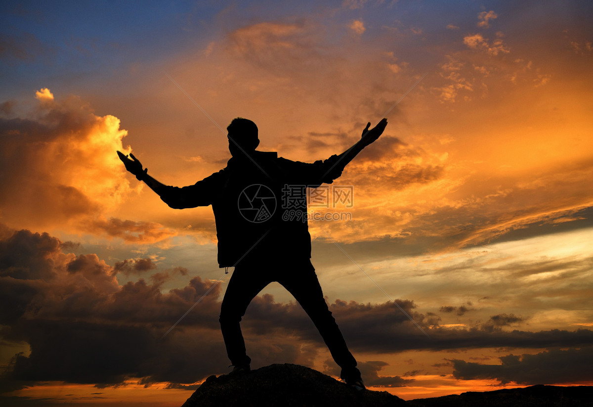 夕阳下站在高处的人影