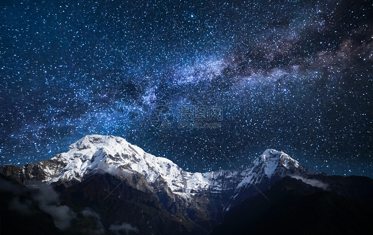 山峰星空背景