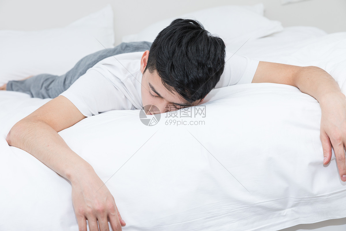 照片 人物情感 年轻男性沮丧地躺在床上.jpg