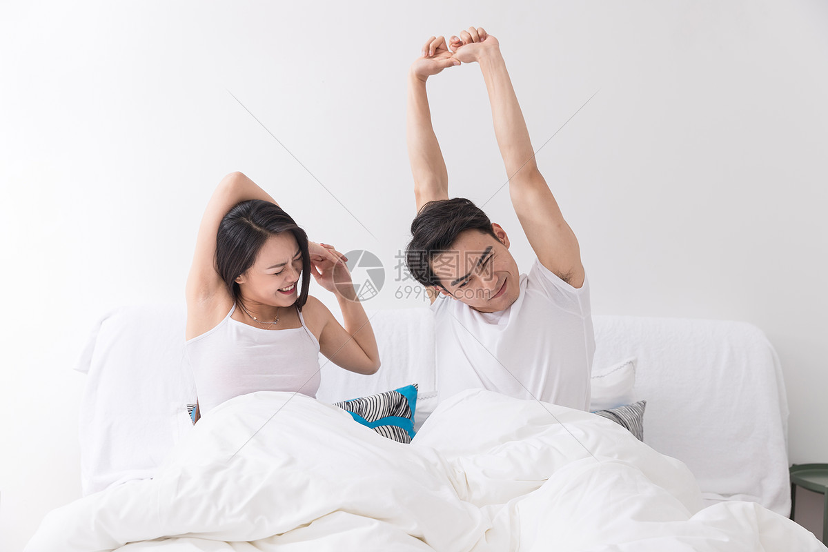 年轻夫妻开心起床
