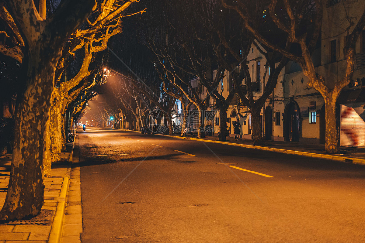 城市夜晚道路